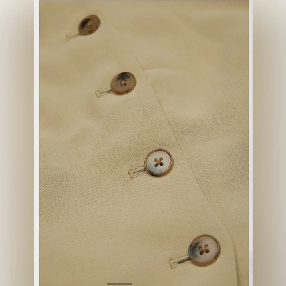 NWT Aritzia Wilfred Regal Vest Tan Khaki Size 6 Slim-fit button-up
